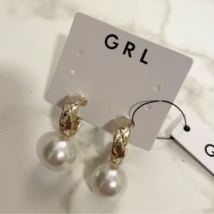 NWT Clip on earrings with faux pearl & quilted gold
